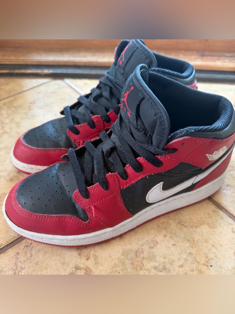 Air Jordan 1 - Retro - Youth Size 7 - Black/Red